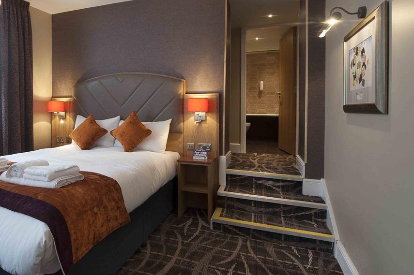The Crown Hotel Wetherspoon ビッグルスウェイド エクステリア 写真