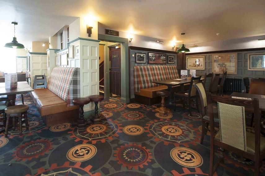 The Crown Hotel Wetherspoon ビッグルスウェイド エクステリア 写真